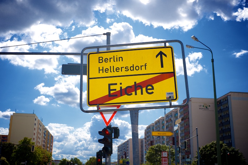 Ortsnamenschild Hellerdor, Eiche, Marzahn-Hellersdorf